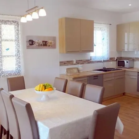 Cecilia - 4 Bedrooms, 4 Bathrooms, Heated Inside Pool, Gym Villa Lakmartin