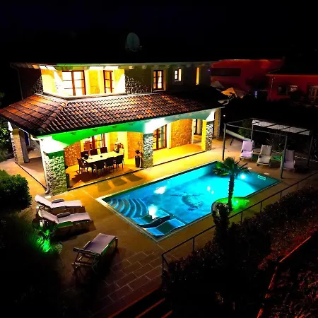 Cecilia - 4 Bedrooms, 4 Bathrooms, Heated Inside Pool, Gym Villa