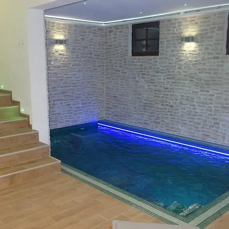 Villa Cecilia - 4 Bedrooms, 4 Bathrooms, Heated Inside Pool, Gym Lakmartin