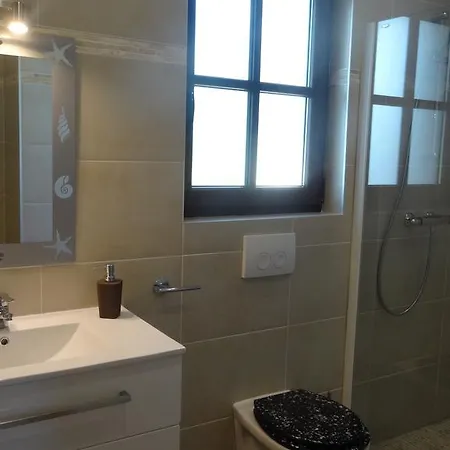 Cecilia - 4 Bedrooms, 4 Bathrooms, Heated Inside Pool, Gym Lakmartin