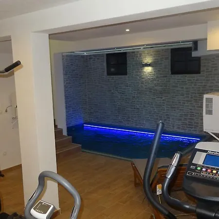 Cecilia - 4 Bedrooms, 4 Bathrooms, Heated Inside Pool, Gym Villa *