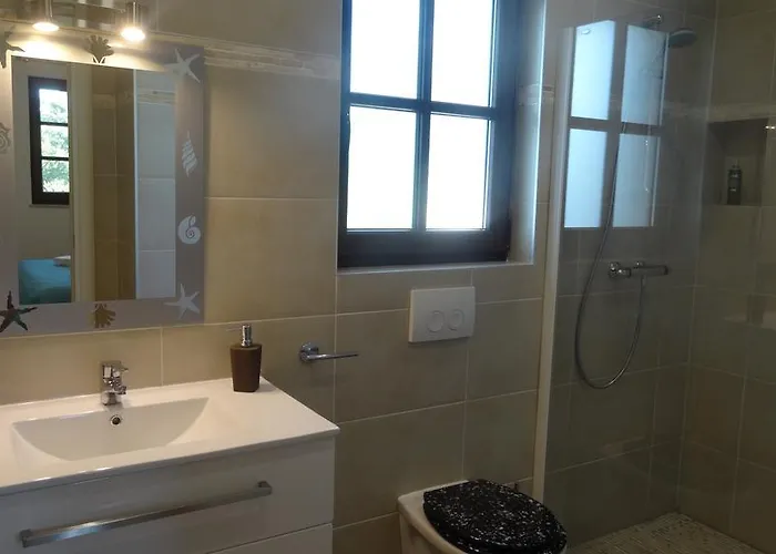 Cecilia - 4 Bedrooms, 4 Bathrooms, Heated Inside Pool, Gym Lakmartin