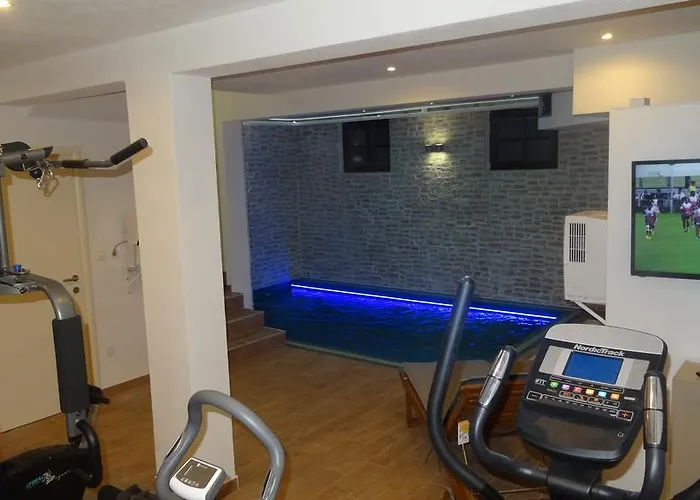 Cecilia - 4 Bedrooms, 4 Bathrooms, Heated Inside Pool, Gym Villa *